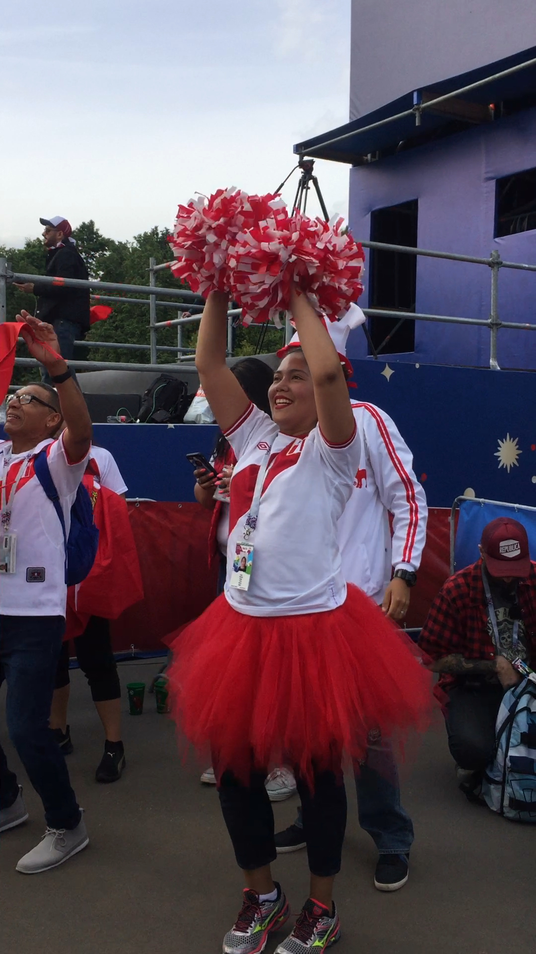 球迷广场上为准备比赛的球员加油的啦啦队小姐姐#世界杯