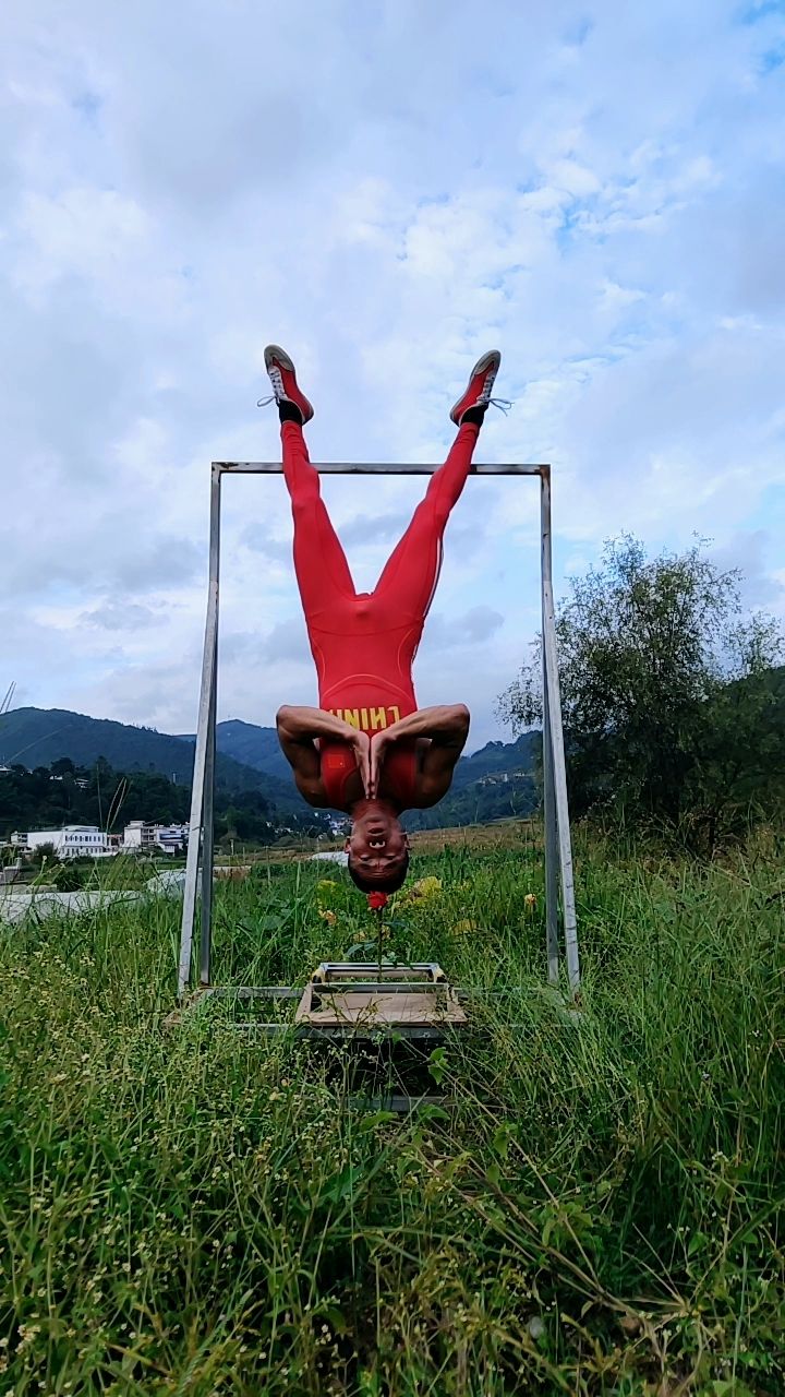 少林硬气功铁头功(头顶钢筋极限悬空倒立)中华武术中国功夫!