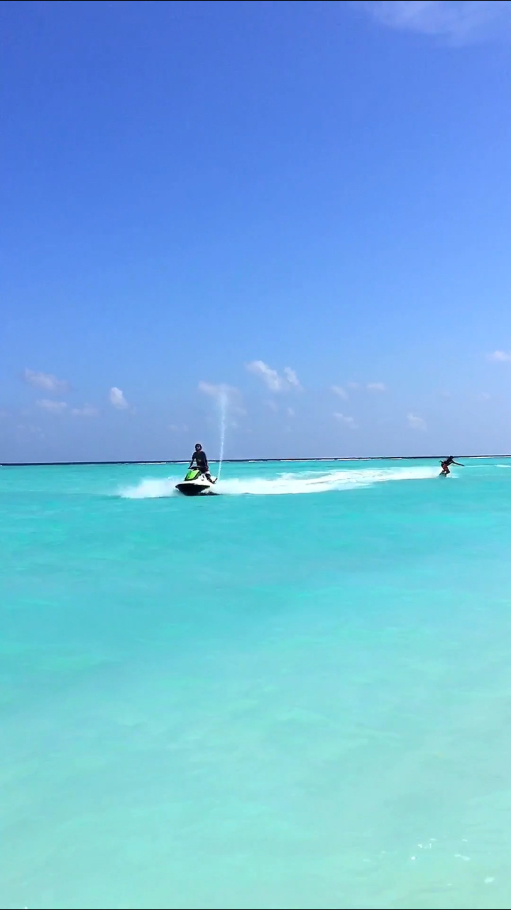 马尔代夫的快艇冲浪,小黑的霸气出场有没有get到你7815