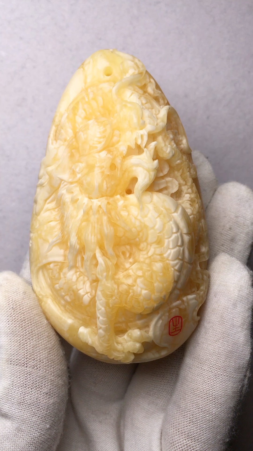 大师手工制作  蜜蜡雕刻龙牌