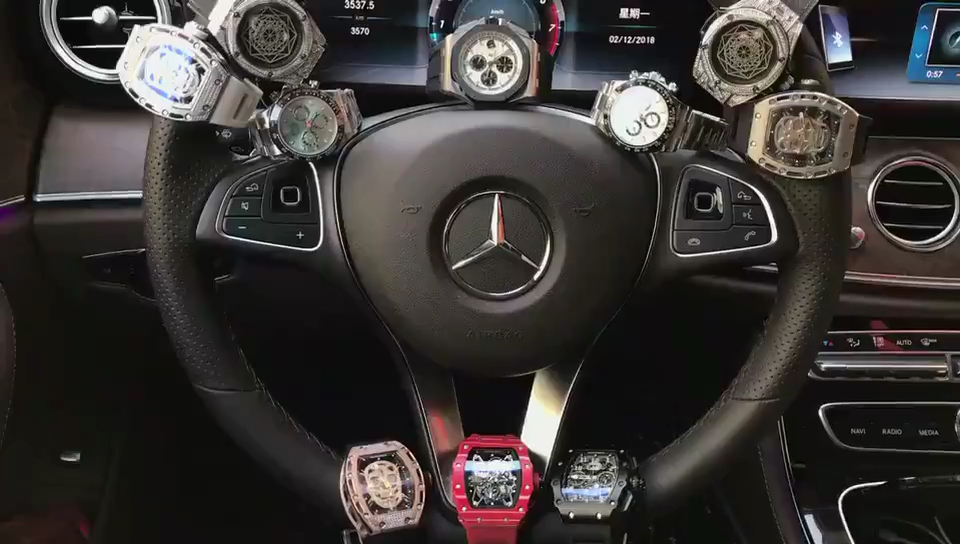 穷玩车,富玩表,土豪玩双飞