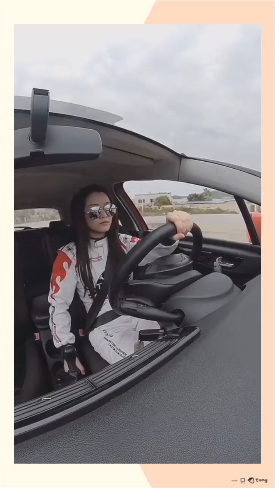 美女特技车手,这漂移没话说!太帅了!