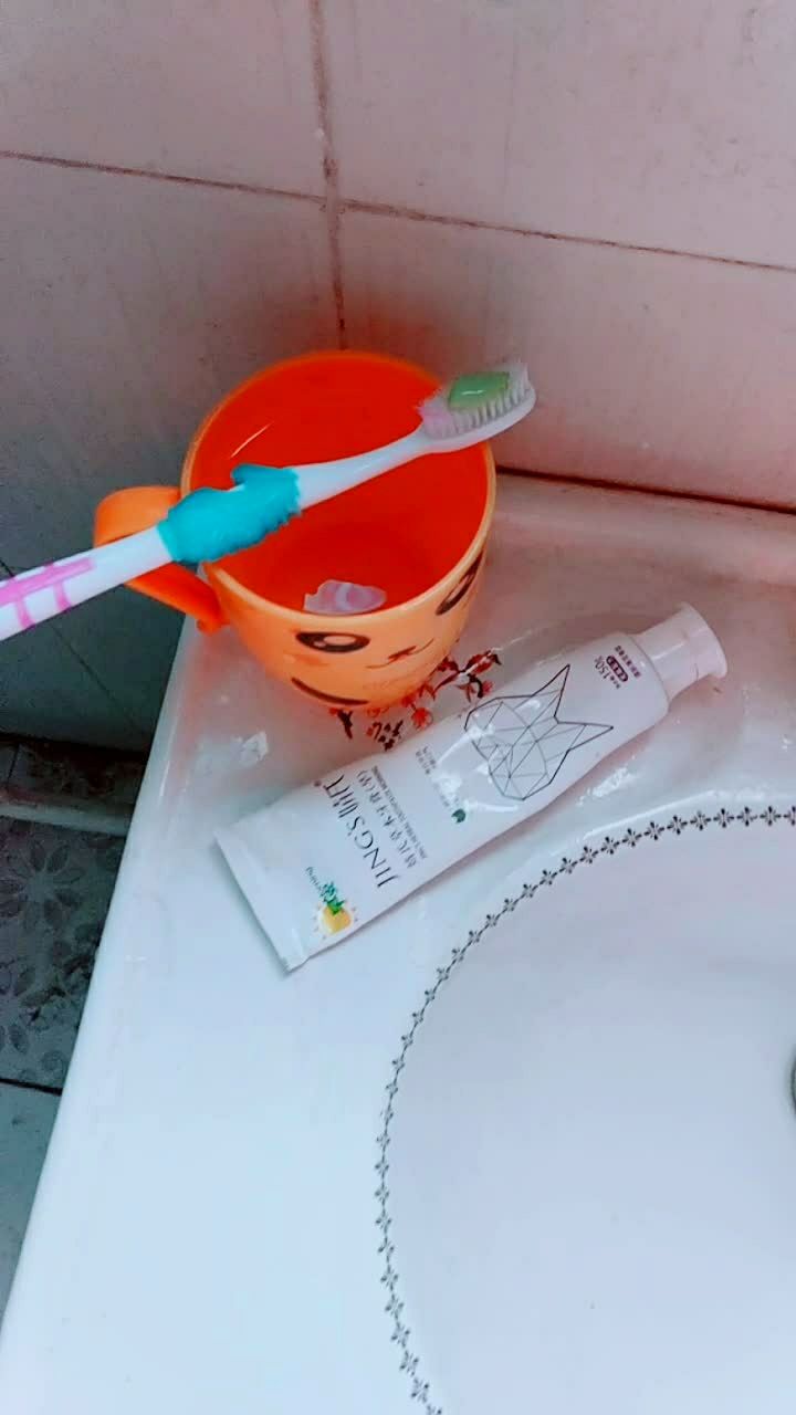 每天女儿都把牙膏给我挤好!放在脸盆上,你真是妈妈的小棉袄