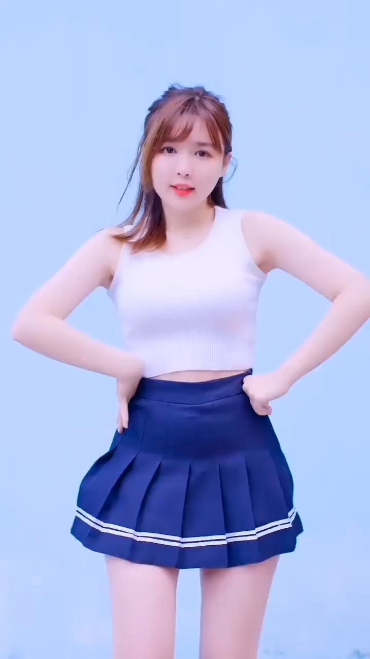 女神级别的萌妹子,她这翩翩起舞的样子看着特别迷人