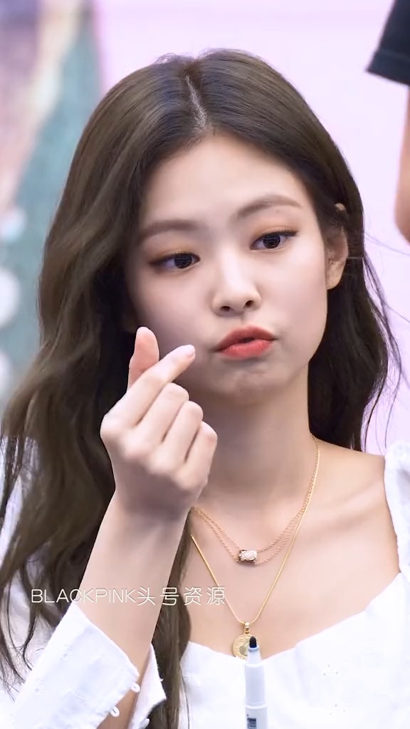 jennie怼脸大片实在太美