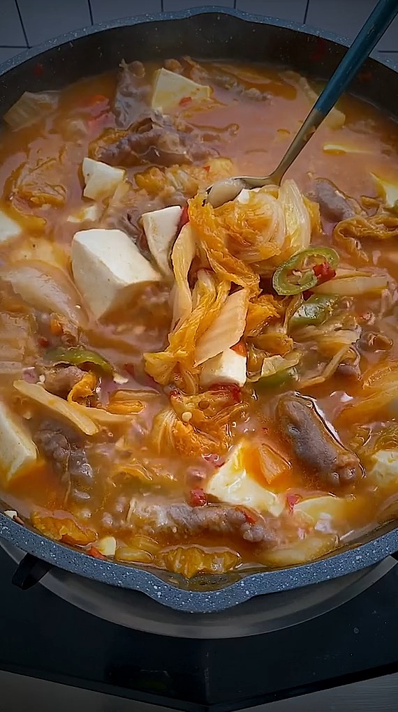 辣白菜加肥牛豆腐汤,开胃又下饭