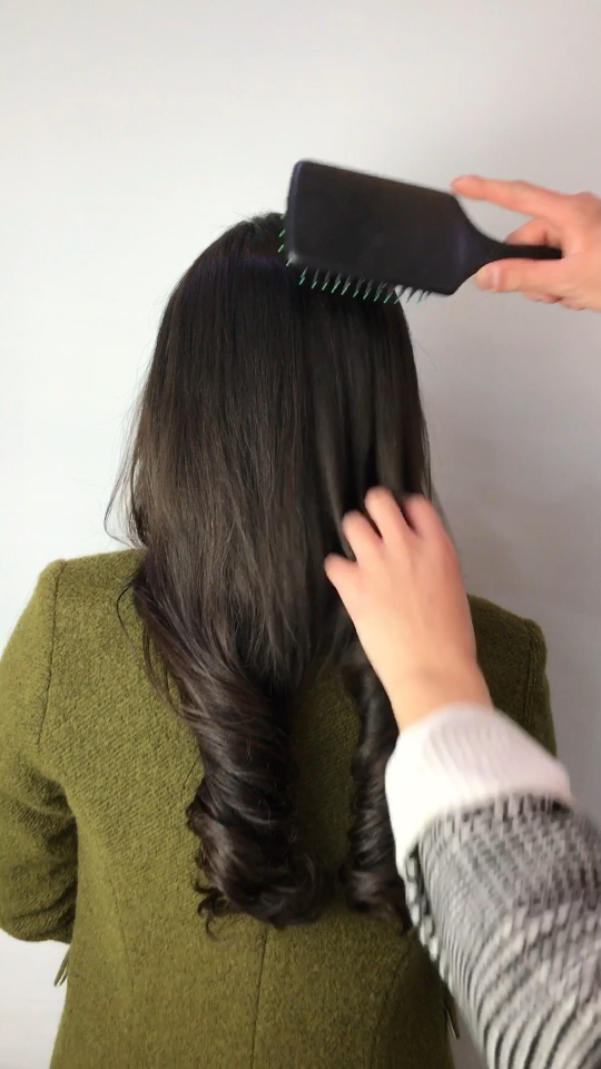 卷发这样打理不伤头发,烫发打理手法,头顶吹八层干,两侧取一束发片往