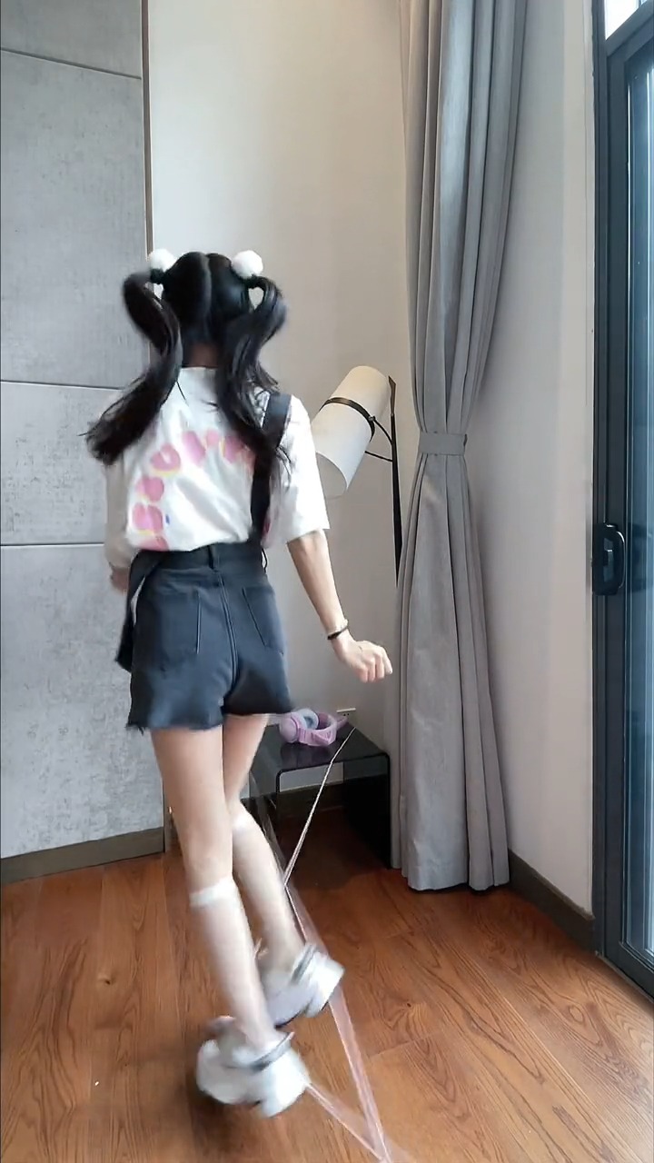 我来交作业了,好久不跳腿差点打结#双马尾跳皮筋