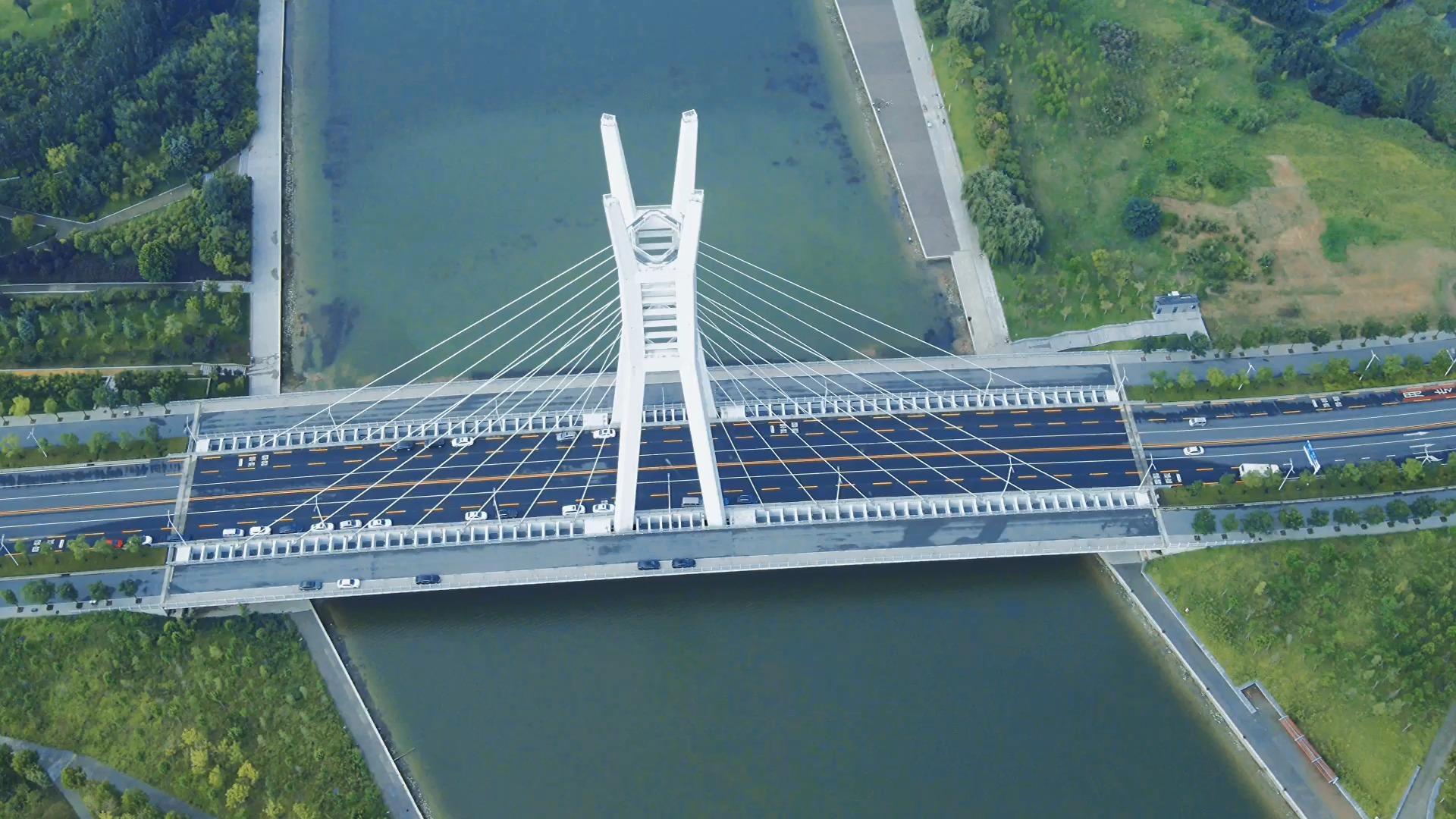 郑州东区北龙湖畔的郑州鼎桥--"鼎"形结构寓意"鼎盛中原"