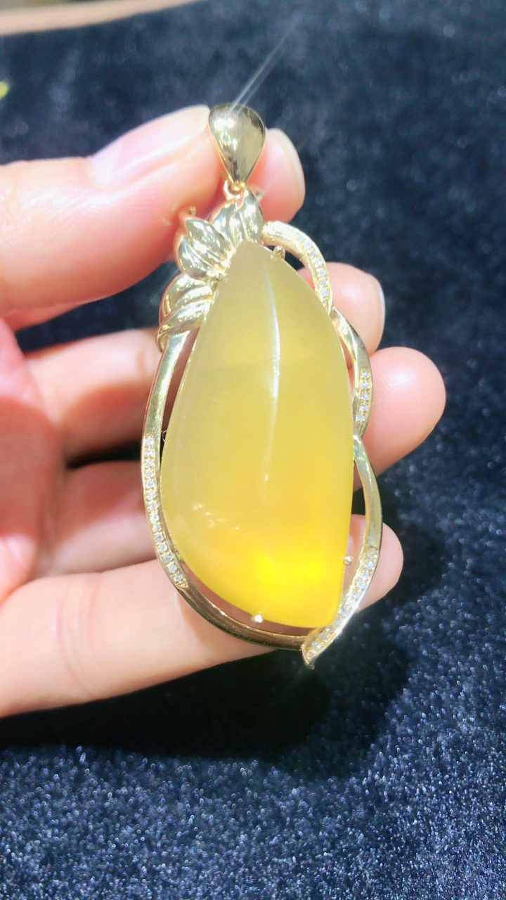 金镶宝石光吊坠