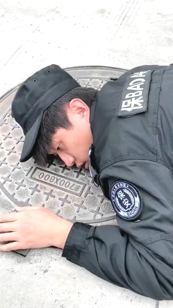 保安小哥居然有听声辩位的特异功能,深藏不露啊!