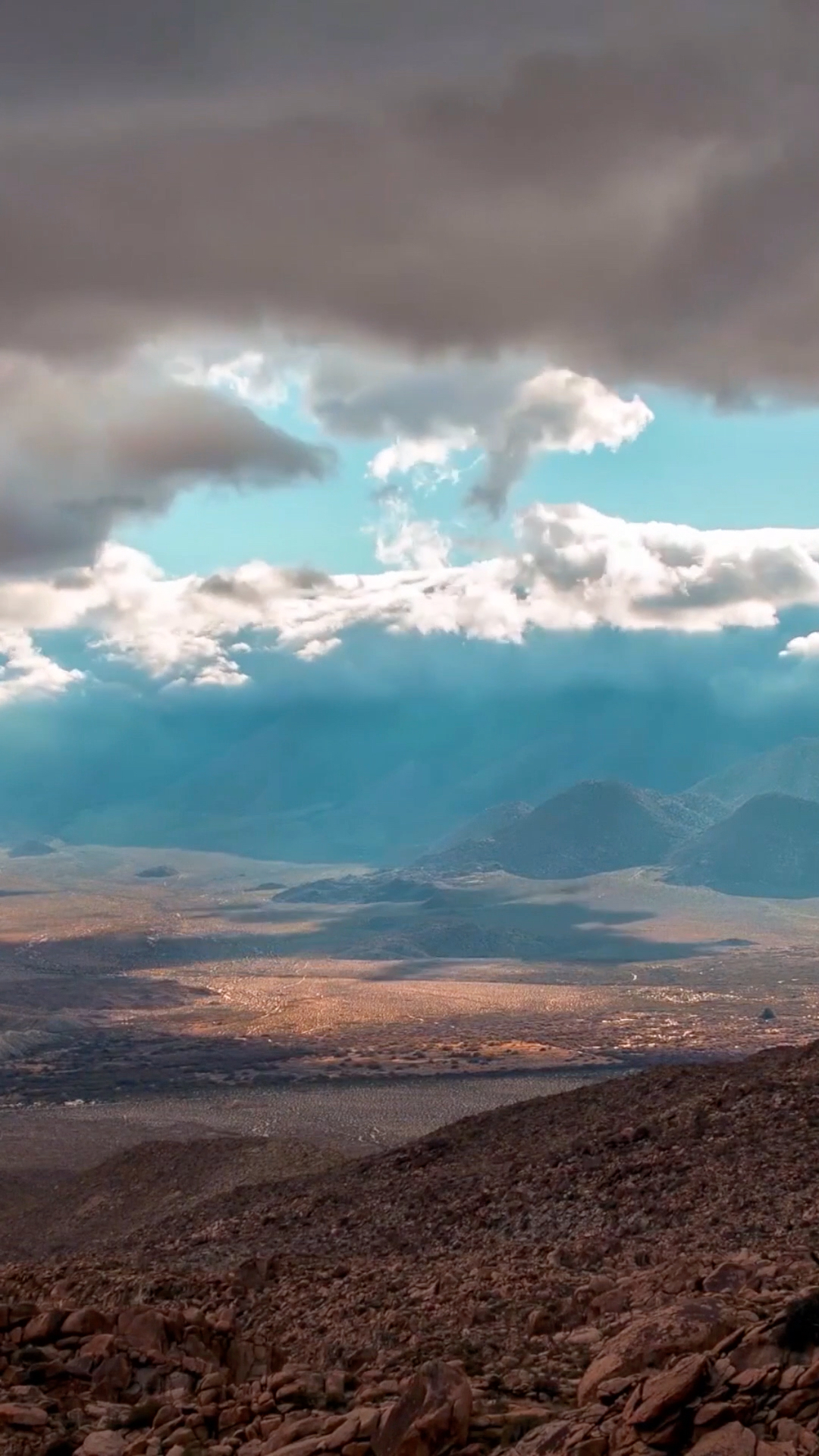 空旷的山景,荒野之中,行走在这样的天地间,感受大自然之韵味.