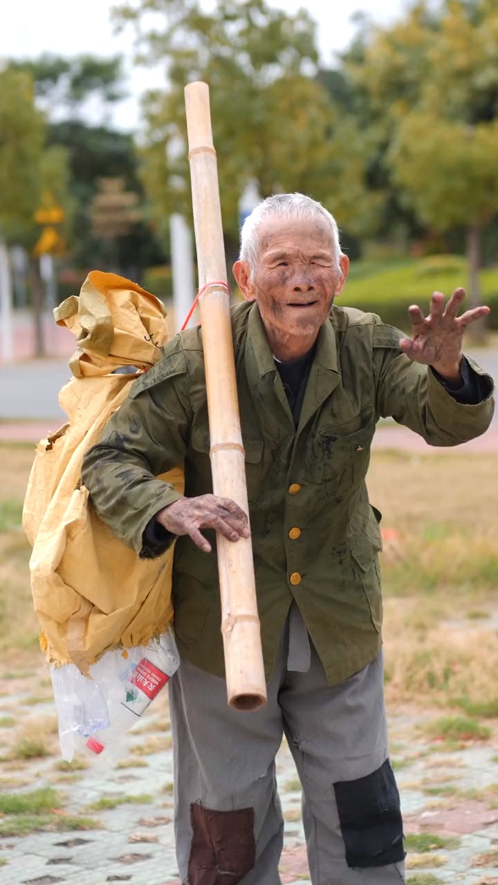 103岁的老爷爷最后笑得像个孩子,为老人家淳朴善良点赞.