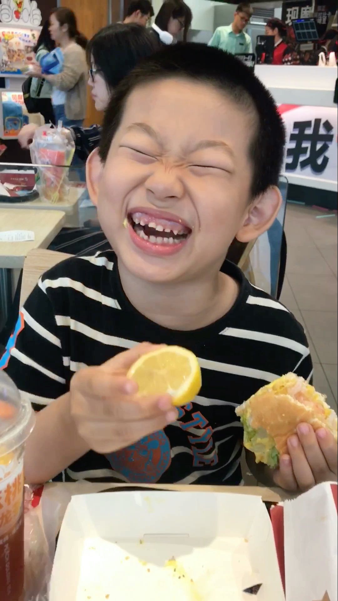 看表情是真的很酸,那你为什么要把柠檬茶的柠檬掏出来配汉堡吃呢?