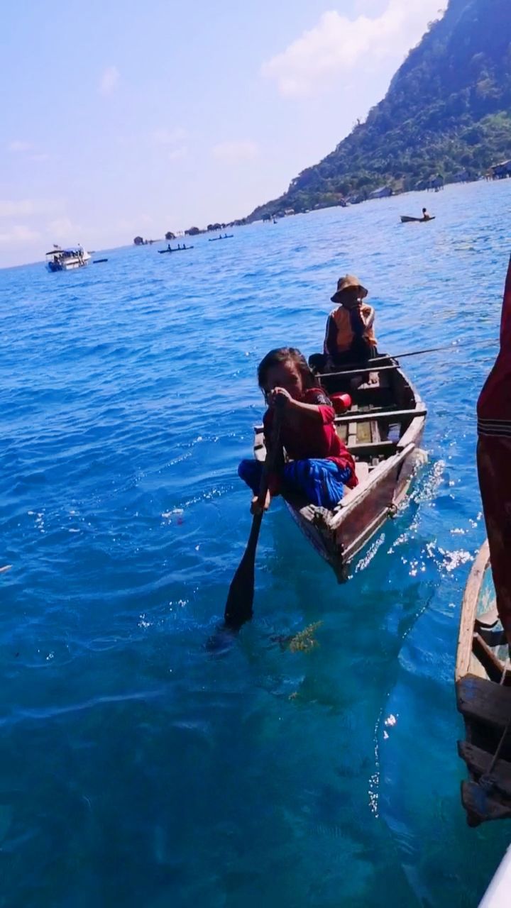 仙本那水上巴瑶族女孩,看见游船划过来要糖吃了9797