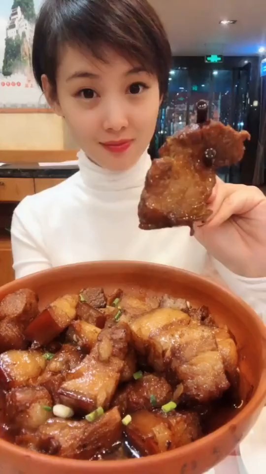 这个短发吃播小姐姐火了,吃五花肉,一口塞一块,这吃相好诱人!