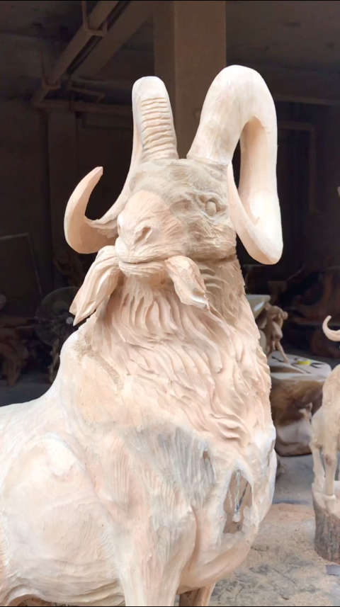 羊是中国远古先民图腾崇拜的吉祥宠物,比如说仁义公平,亲善祥和,权利