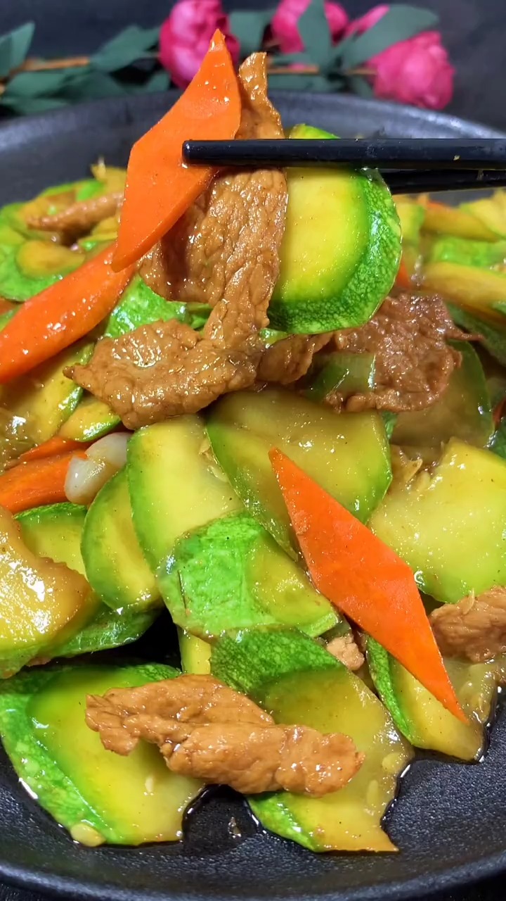 夏季菜,角瓜炒肉片,肉嫩菜香不油腻,做法简单还下饭