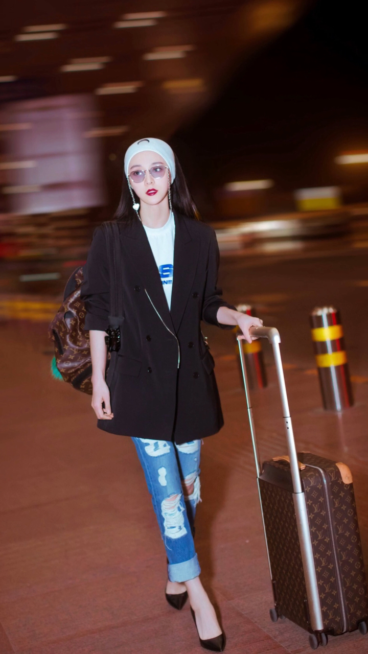 范冰冰街头风现身机场,牛仔裤搭配黑色外套,干练不失优雅,头巾和眼镜