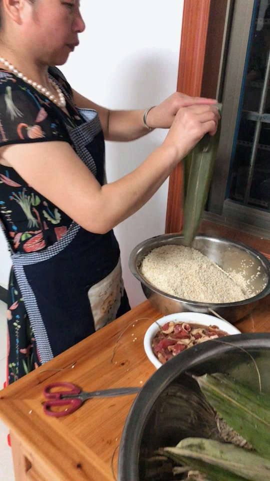 我妈妈包粽子了
