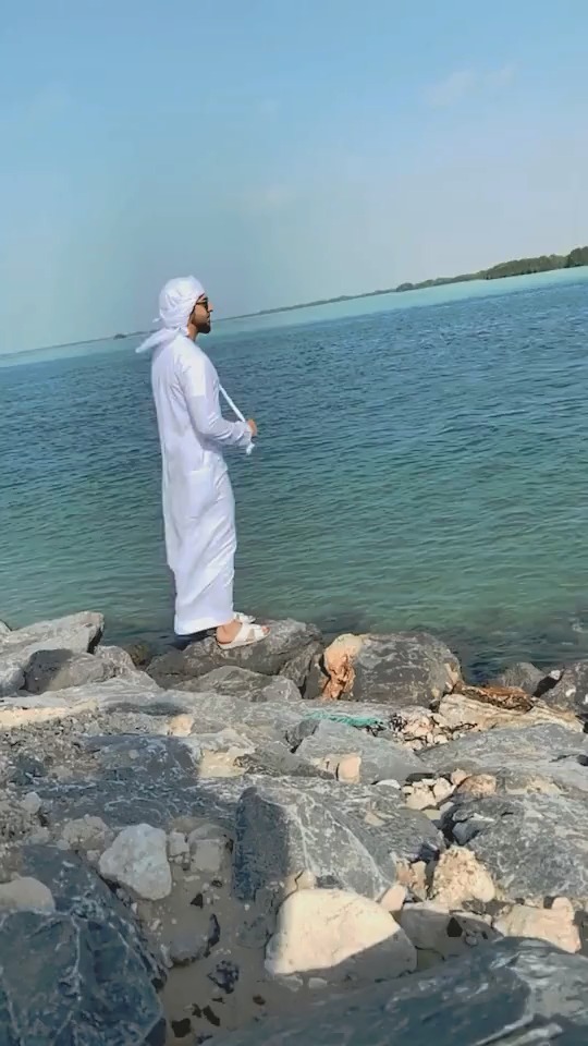 当迪拜表哥穿上白衣服在海边的时候!