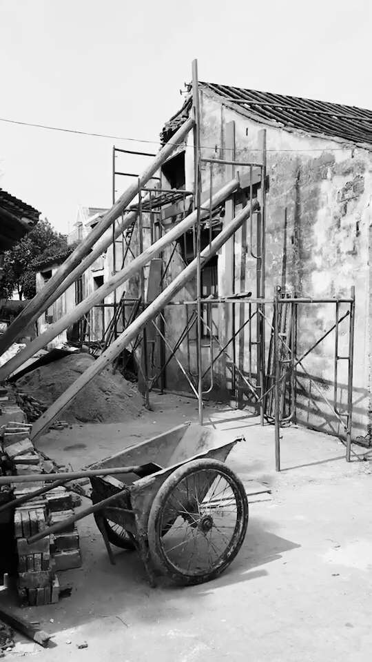 谁家竹扉轻掩,稚子候于门!