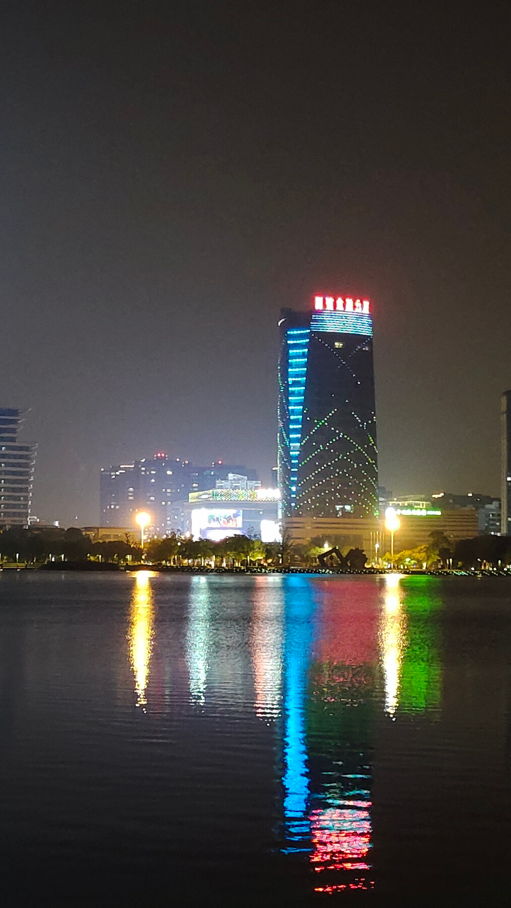 江苏太仓城南片区最大的人工湖,夜景绝美的天镜湖公园,霓虹闪烁