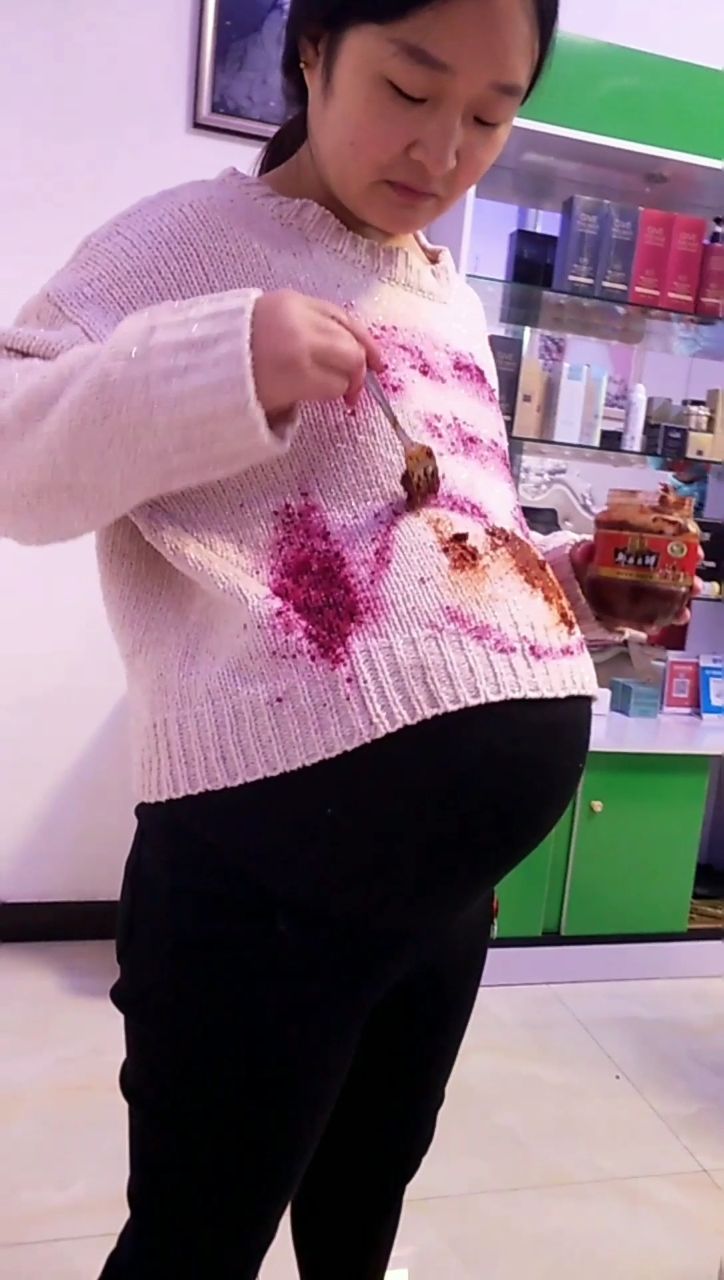 小孕妇肚皮上做饭,教你一招去除衣服上的各种饭汤渍水果渍,喜欢的双击