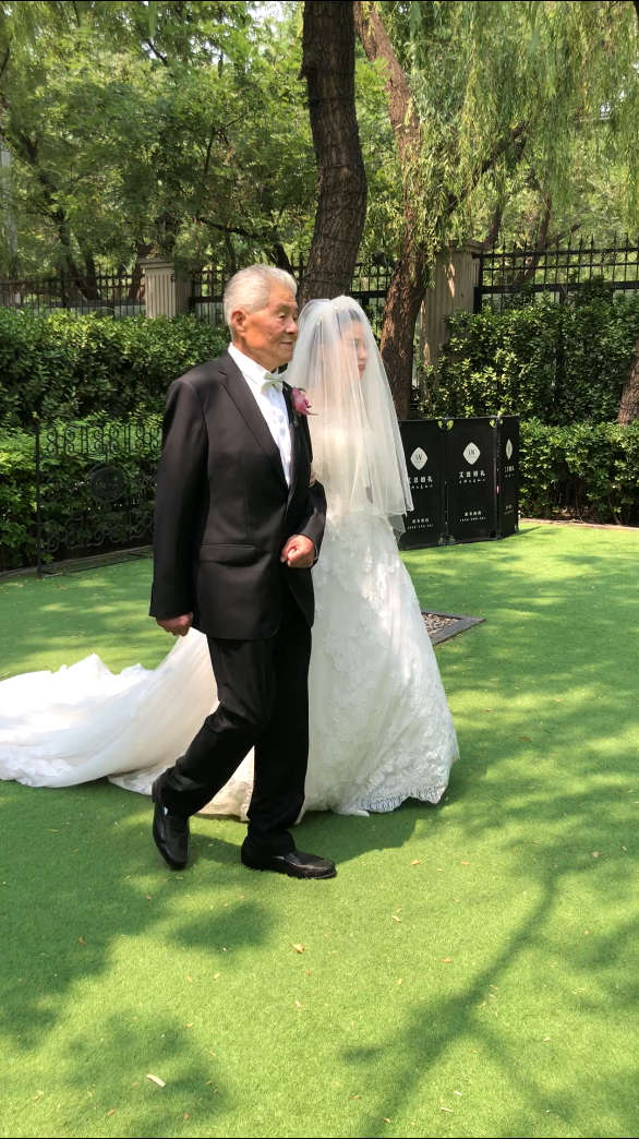 父亲牵着女儿步入婚礼图片