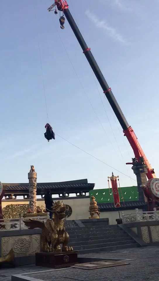 标题拍戏现场用吊车 吊威亚