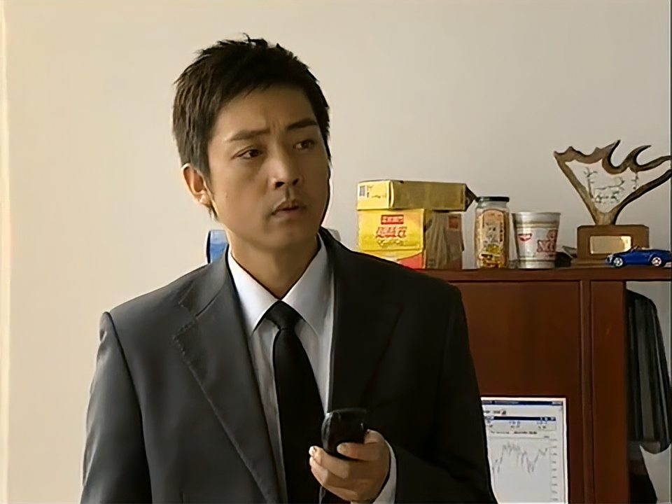 荣归:李奕回到办公室,拿手机想打电话,最后还是没打出去