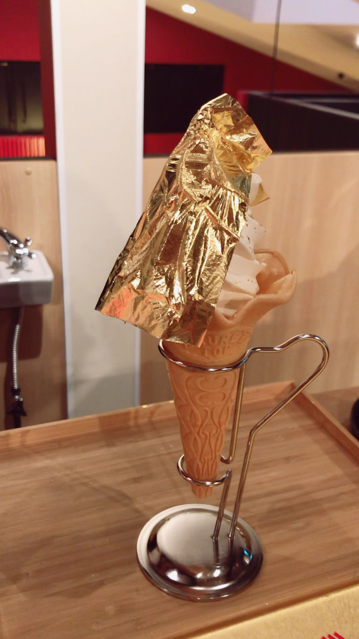 去金泽怎么能不吃点黄金呢?金箔冰淇淋90,咬一口,满嘴黄金98