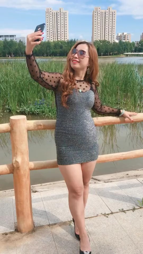 现在的大妈动不动就自拍,会穿搭才有自信