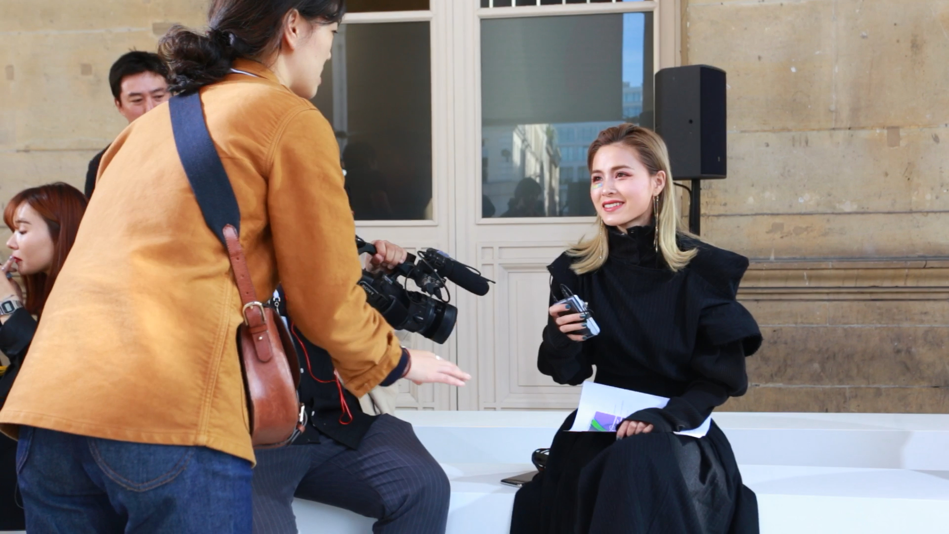 巴黎时装周 接受 show 场媒体采访