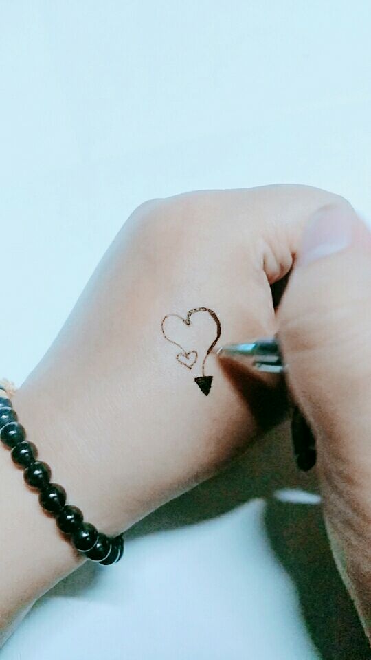 虎口简单小纹身@{uid:1502349662339070,nick:经纪�%