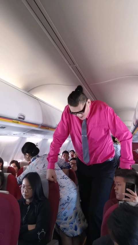 看看亚洲第一巨人张欢咋坐飞机