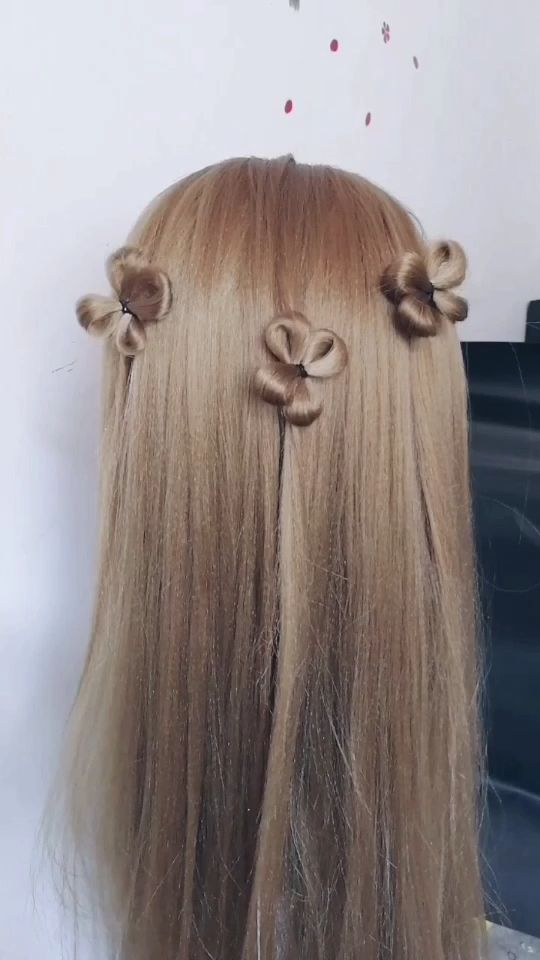 要整的四叶草92编发教程.点心77关注,还会有更多易学好看编发.