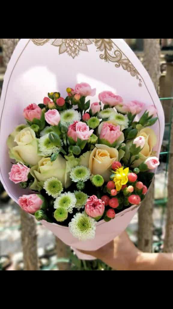 97繁花97 3支科隆香水小雏菊 3支粉色多头康乃馨 4支香槟玫瑰 2支