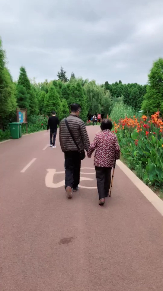 我希望老了后,也可以这样互相搀扶.这就是所谓的白头偕老吧
