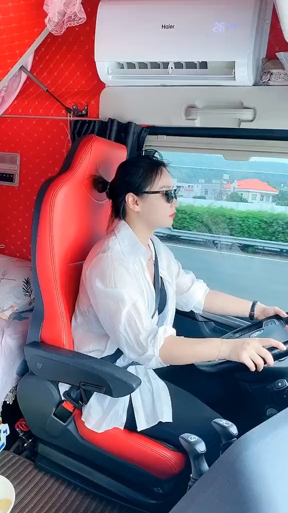 女人开17米5半挂,就是酷女司机