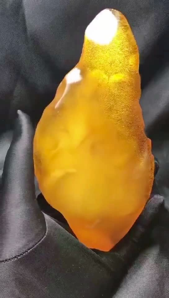 金绞蜜原石,整块原石无一丝杂裂,蜜纹自然流淌妖娆,背面留原皮.