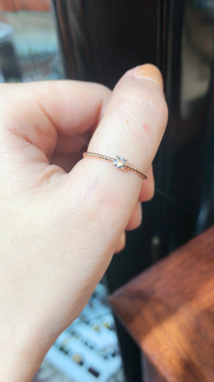 钻石线戒戴哪个手指都好看