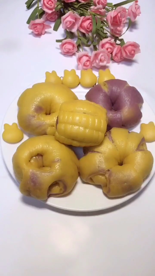 双色甜甜圈馒头,用南瓜和紫薯做的,有没有食欲,做面食我比较拿手90