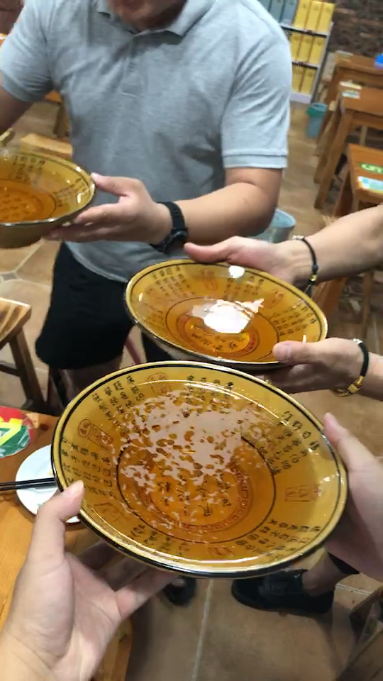 视频是分开录的,但是是一口一碗酒,一碗是两瓶!