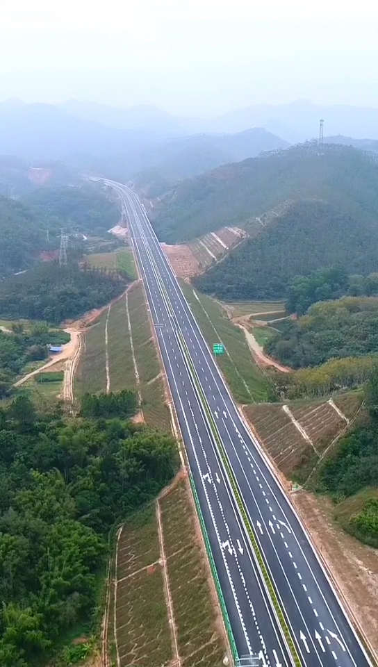 无人机航拍新开通的汕湛高速公路,贯穿整个广东省,广州到湛江3个多