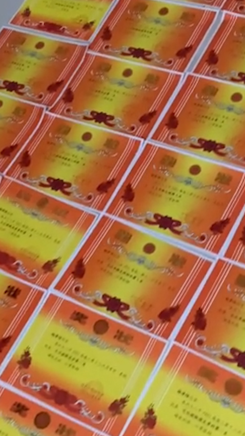 男孩高中毕业奖状摆满整个屋子,最后录取通知书成最大亮点