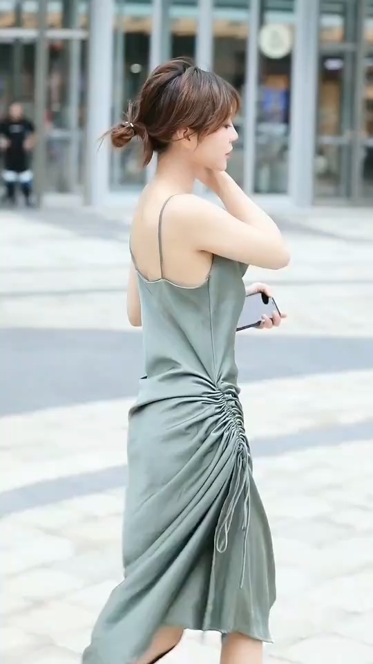 小姐姐提裙子干嘛呢?#街拍美女