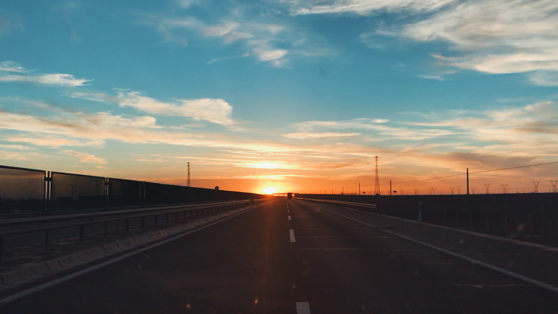 赶往敦煌公路上的日落