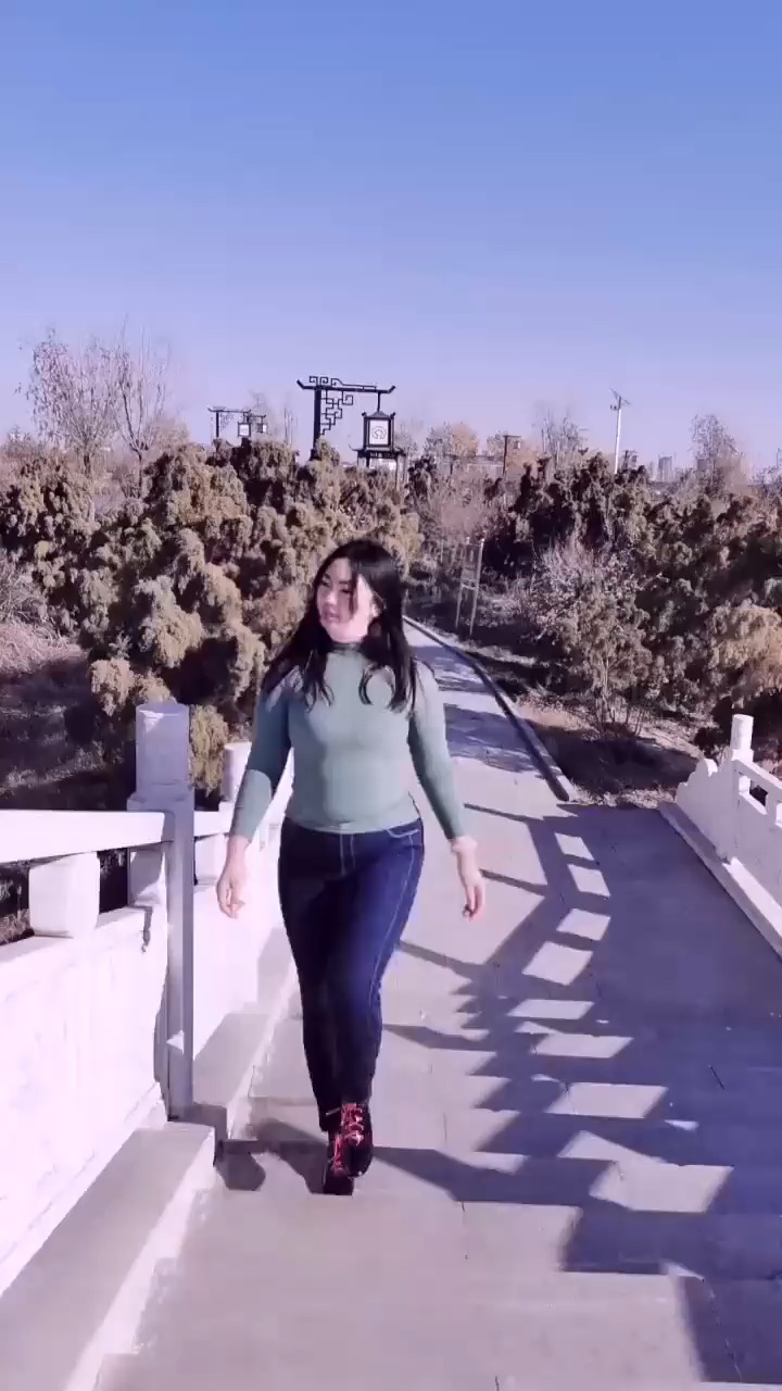 微胖的妹子幽默风趣,微胖的身材,旺夫有女人味!