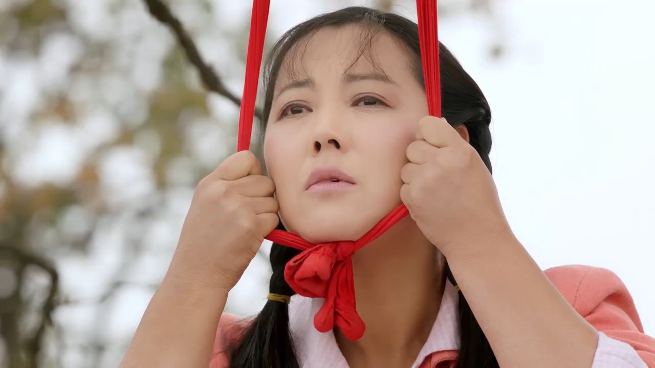 农村姑娘为情所伤,决定上吊,却被路人围观